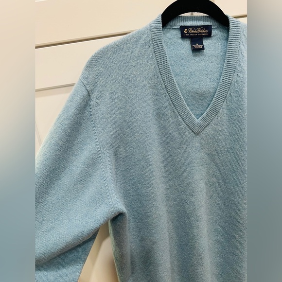BROOKS BROTHERS 3-PLY ITALIAN CASHMERE V-NECK SWEATER, SIZE M. - Picture 4 of 8